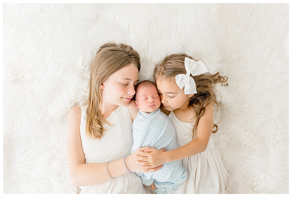Siblings with new baby| Halleigh Hill Photography | Newport Beach Newborn Photographer